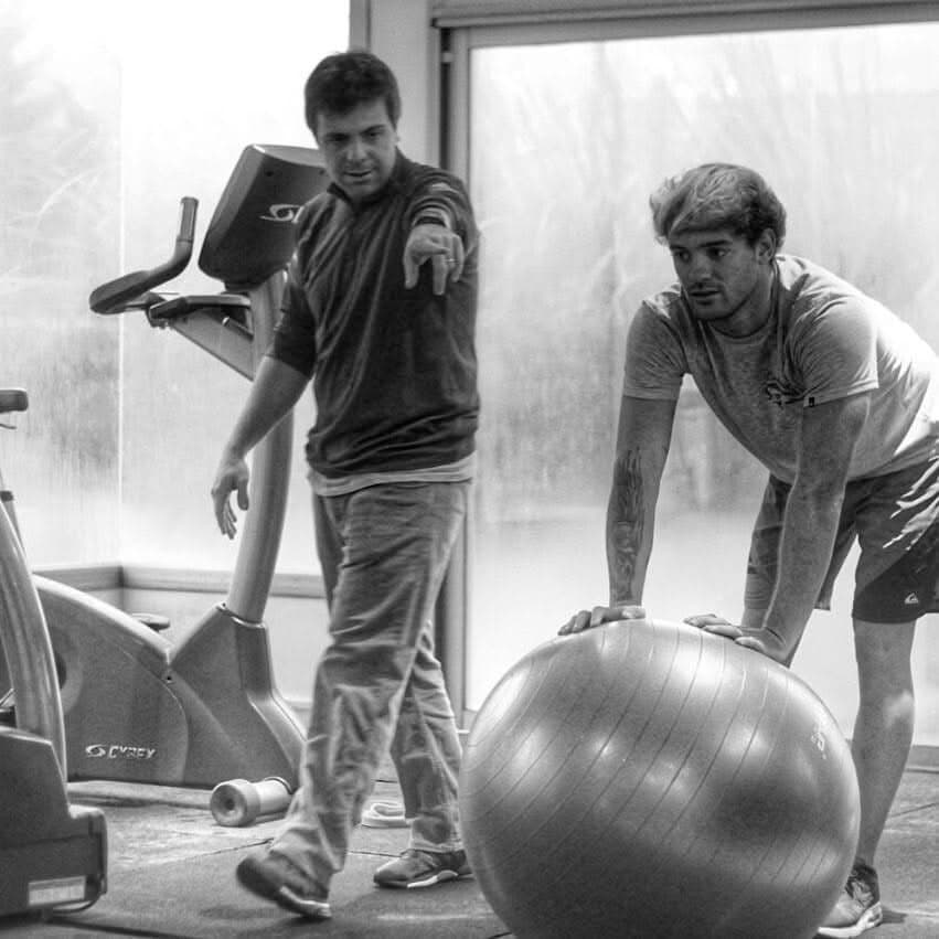 Juan Pablo Pagano guiando un ejercicio de control motor con un atleta