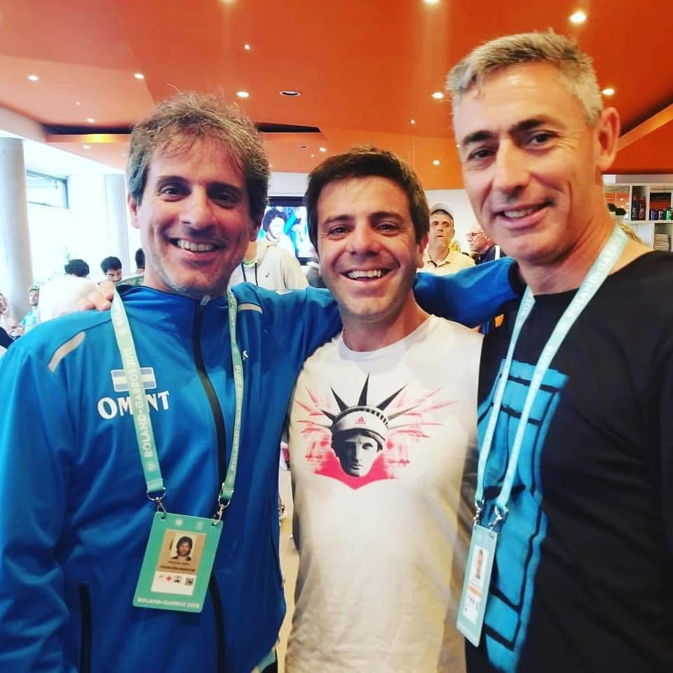 Juan Pablo Pagano con dos integrantes de un equipo durante Roland Garros