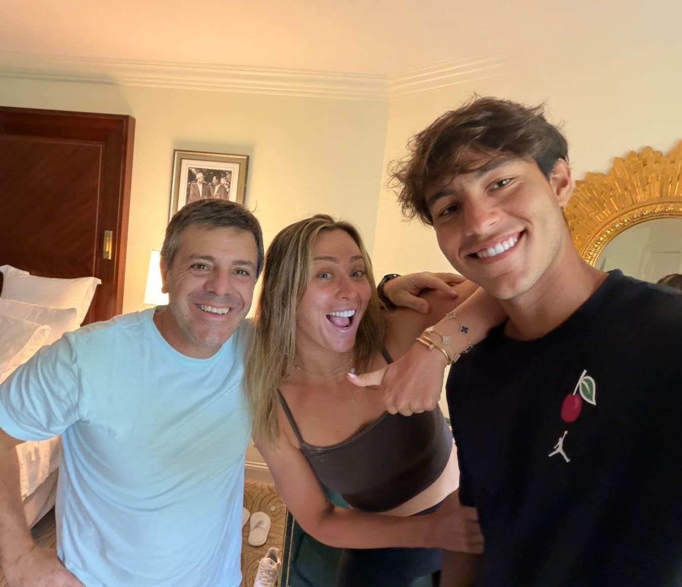 Juan Pablo Pagano en una fotografía con dos atletas